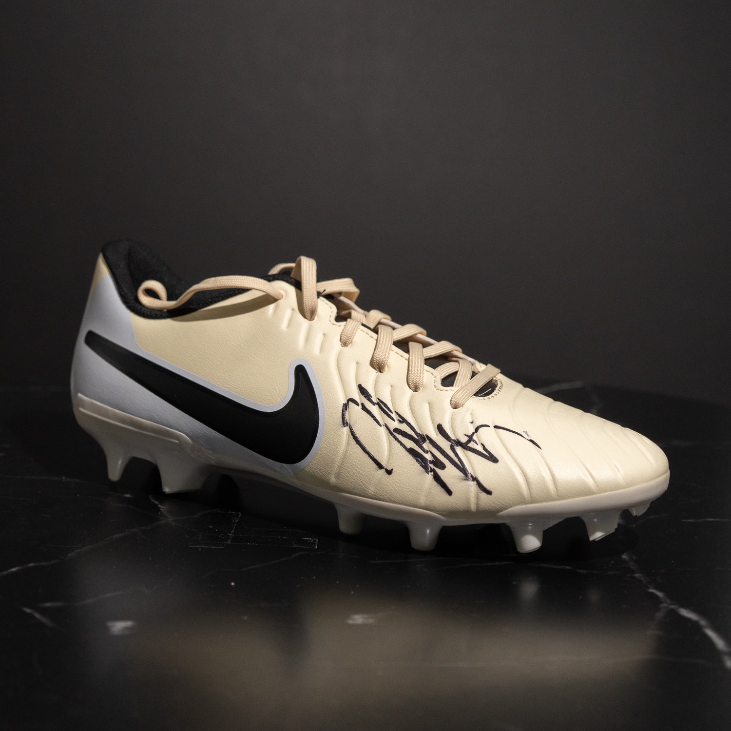 Zapato firmado por Roberto Carlos